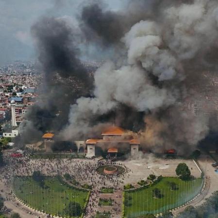 Vista aérea del Parlamento de Nepal incendiado por la turba este martes