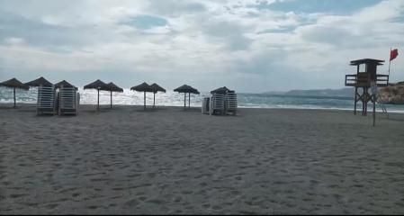 Bandera roja en la playa de Salobreña.