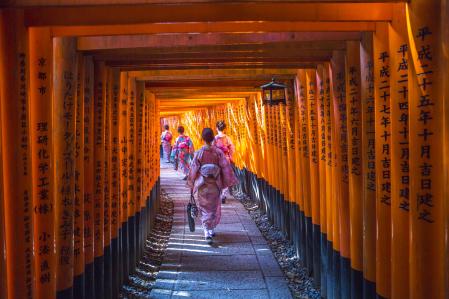 Templo Fushimi-Inari en Kioto, Japón, 
