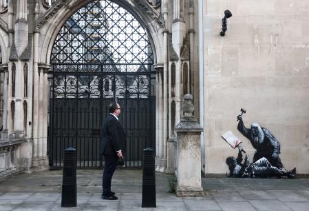 La obra de Banksy en el Tribunal Superior londinense 