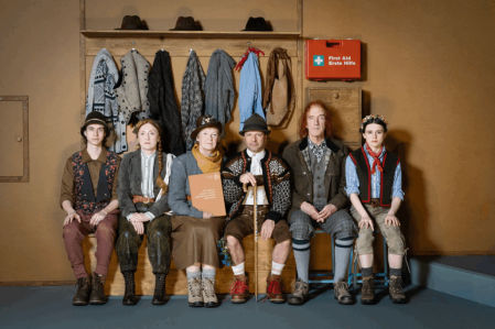 Le sommet, una afilada crítica de las instituciones de Christoph Marthaler