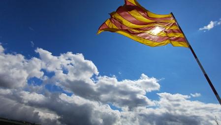 Senyera en un cielo de nubes, en Moià.