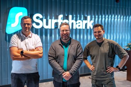 De izquierda a derecha, Donatas Budvytis, CTO de Surfshark, Sarunas Sereika, Alternative ID product Manager, y Justas Pukys, VPN product manager.