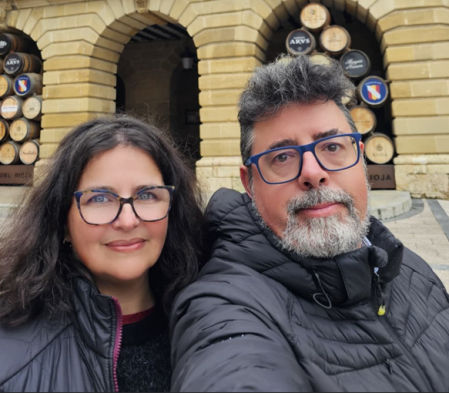 Adriana y Ferran viven cada uno con sus hijos, pero comparten el resto de dinñamicas de una pareja convencional 