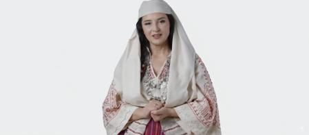 Diella es representada como una mujer con un vestido tradicional albanés&nbsp;