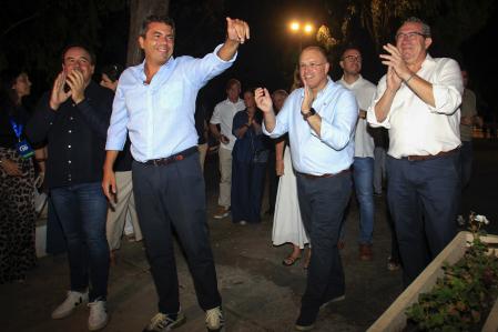 El presidente de la Generalitat, Carlos Mazón (2-i), y el secretario general del PP, Miguel Tellado (2-d), durante la inauguración del curso político del PPCV celebrada en Benidorm.&nbsp;
