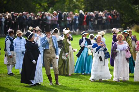 El Gran Passeig de Vestits de la Regència pel centre de Bath homenatja Jane Austen)