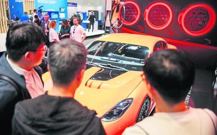 Periodistas asiáticos observan las novedades de Mercedes-Benz