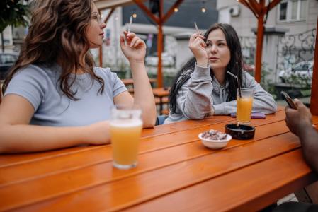 Si alguien está rodeado de fumadores, las probabilidades de recaer aumentan