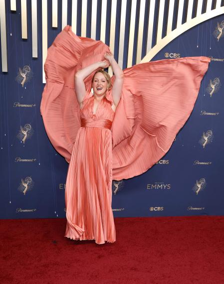 Ariel Dumas en la alfombra roja de la 77 edición de los Premios Emmy