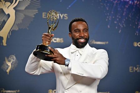 Tramell Tillman, con su Emmy al mejor actor secundario de serie dramática.