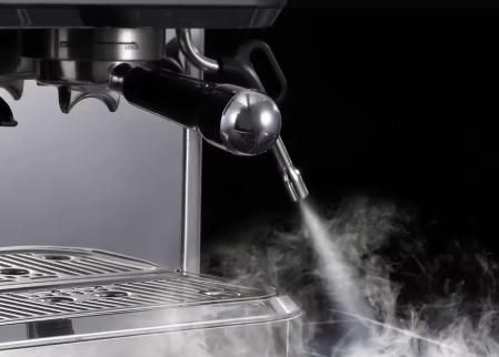 Con presión de 15 bares, esta cafetera está lista en segundos