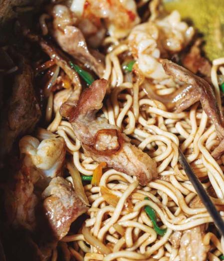 Yakisoba con secreto y langostinos