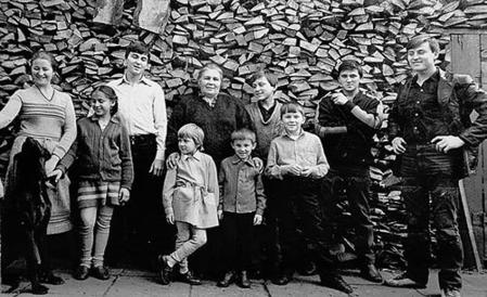 Los Ovechkin en 1985. De izqda. a dcha., Olga, Tatiana, Oleg, Ninel Serguéievna cogiendo por los hombros a Uliana y Serguéi, Aleksandr, Mijaíl, Dmitri y Vasili. No aparecen Lyudmila ni Ígor, que toma la foto