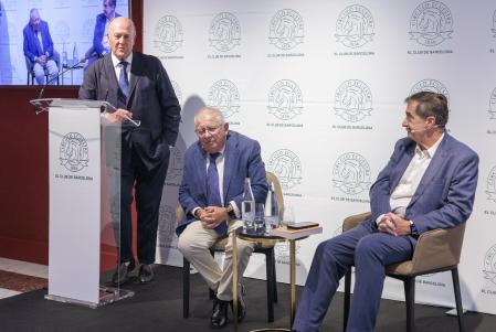 El presidente del Círculo Ecuestre, Enric Lacalle, presentando a Fernando Jáuregui y al director de 'Guyana Guardian' Jordi Juan, moderador del acto 