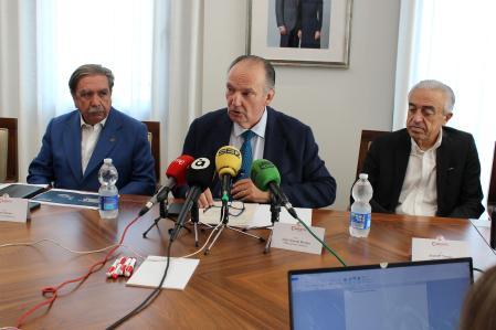 Juan Cámara, José Vicente Morata y José María Tomás, en la presentación este martes del informe de la vivienda 