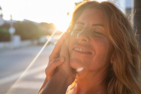 El erotismo, entendido como esa energía vital que nos conecta con el placer de estar vivos, puede nacer de una mirada, de una palabra, de un recuerdo o hasta de una fantasía