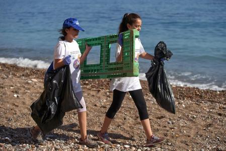 Participantes en la recogida de basuraleza en las playas en una de las actividades del Proyecto Libera ..