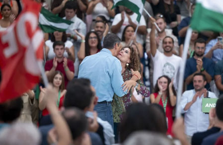 Pedro Sánchez junto a la secretaria general del PSOE-A y candidata socialista a la Junta de Andalucía, María Jesús Montero, en Málaga