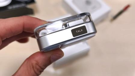 El botón TALK del estuche de los Nothing ear(3).