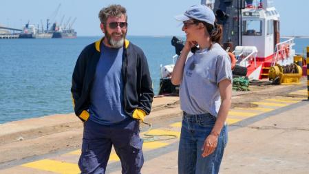 El actor, Antonio de la Torre y la actriz, Barbara Lennie hablan en el el set de rodaje de la película “Los Tigres”