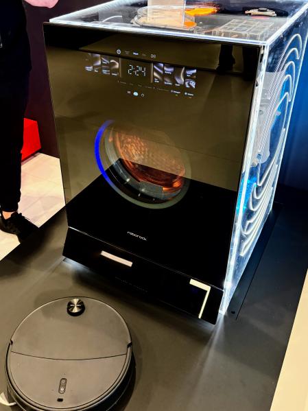 La nueva lavadora de Roborock incorpora un espacio para que el robot se pueda limpiar sin añadir una base de limpieza.