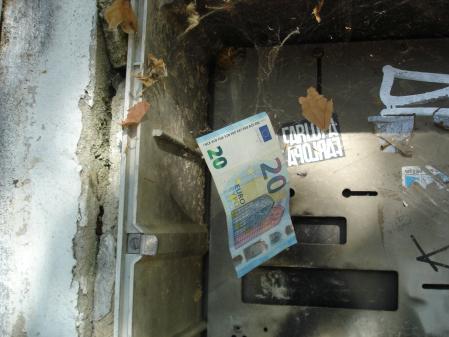 En una calle madrileña un billete pendía del hilo de una telaraña.