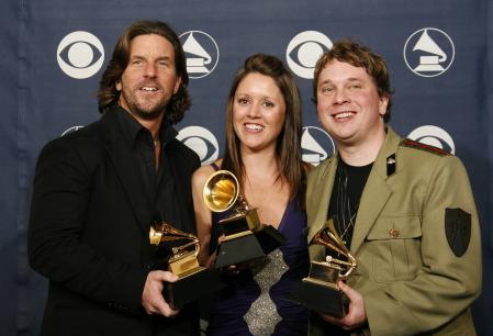 Brett James, de izquierda a derecha, Hillary Lindsey y Gordie Sampson sostienen su premio a la mejor canción country, “Jesus Take the Wheel”, en la 49ª edición anual de los Premios Grammy en 2007.