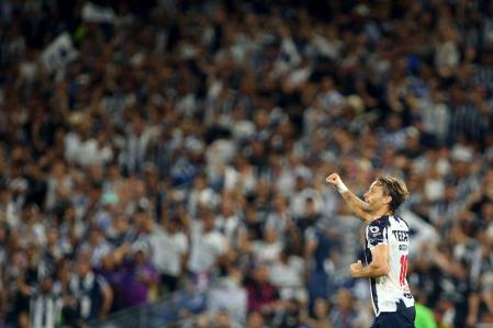 Sergio Canales con su nuevo equipo en Monterrey