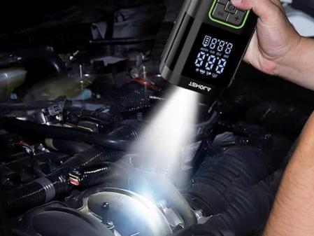 Arreglando el motor de un coche con una luz LED