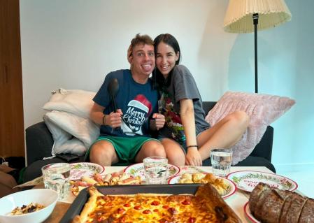 María junto a su pareja