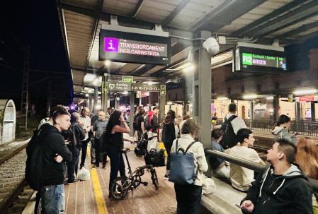 Usuarios en el andén 3 de la estación de Renfe de Vilanova i la Geltrú, a las 7 horas