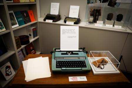 Una máquina de escribiri y unas gafas de la escritora en el Espai Rodoreda del Institut d'Estudis Catalans