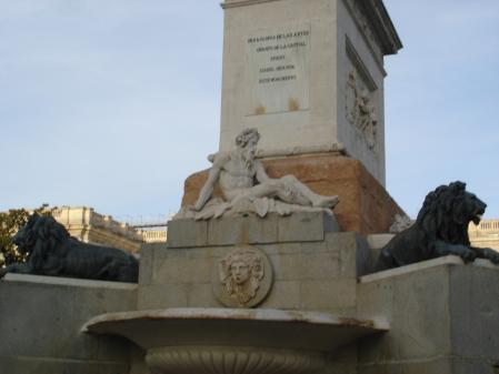Anciano que representa al río Jarama en el lado opuesto, mirando hacia el este y frente al Teatro Real.