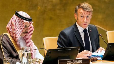 Faisal bin Farhan Al Saud, ministro de Exteriores saudí y Emmanuel Macron, presidente de Francia&nbsp;