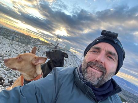 Ricardo Carbonell, con sus dos perros.