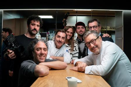 Un momento con el equipo de rodaje en la cocina de El Celler de Can Roca”