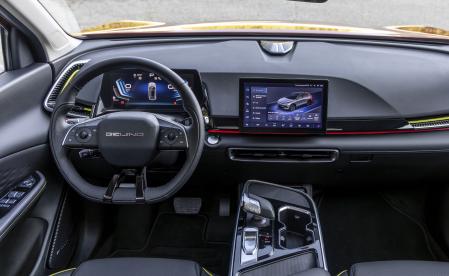 El interior es una apuesta por el lujo y el confort. El habitáculo está disponible en dos combinaciones de colores y equipa botón de arranque&nbsp;