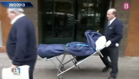 Los forenses sacan el cuerpo de María Luisa Perún tras ser asesinada