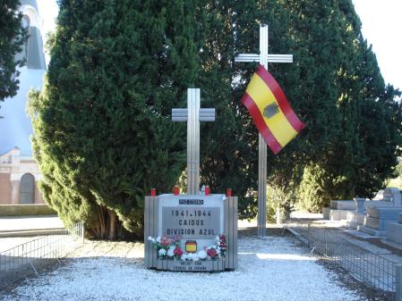 Recuerdo a los Caídos de la División Azul en el madrileño cementerio de la Almudena.