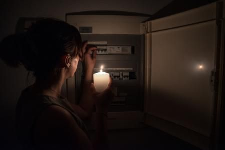 Una mujer alumbrando los plomos de su hogar&nbsp;