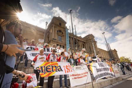 Miembros de la plataforma Sijena Sí se concentraron ayer ante el MNAC para reclamar la devolución íntegra de los bienes de Sijena.