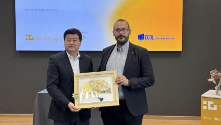 Entrega de un obsequio de Zhan Ruobing, subdirector del Departamento de Organitzación del Comité Municipal de Pequín, y David Bote, alcalde de Mataró