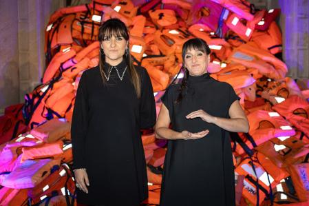 Rozalén con su intérprete de signos.