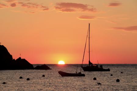 Último amanecer de septiembre en Tamariu.