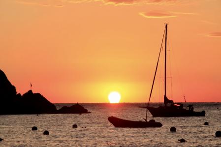 Último amanecer de septiembre en Tamariu.