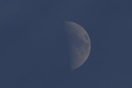 Luna en cuarto creciente al 50% iluminada vista desde Palafrugell.