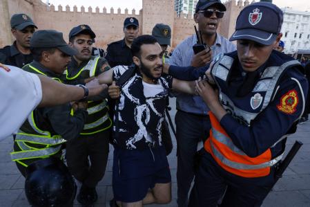 Miembros de las fuerzas de seguridad detienen a un manifestante durante una manifestación juvenil en Rabat&nbsp;