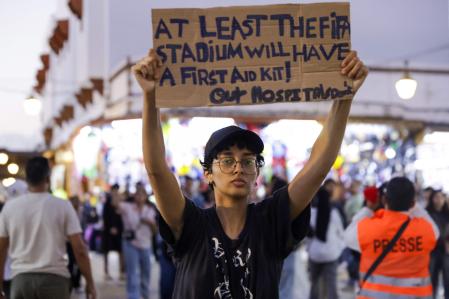 Un manifestante exhibe una pancarta durante una manifestación juvenil en un mercado de Rabat&nbsp;