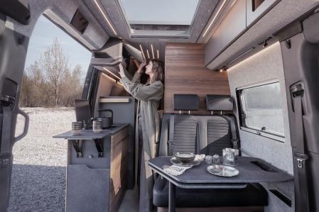 El interior cuenta con diversos compartimentos para almacenar pequeños objetos&nbsp;